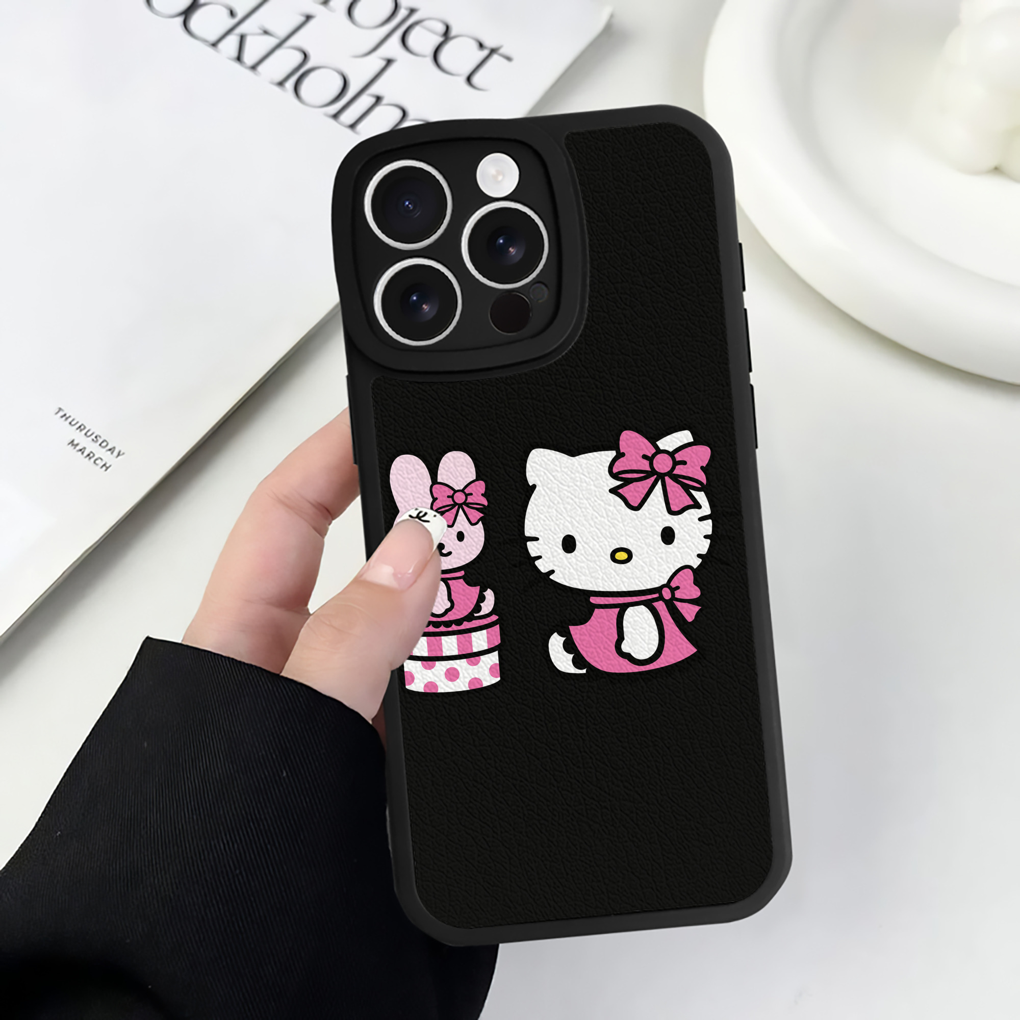 （画像用） Hello Kitty ハローキティ 【iPhone 16シリーズ対応】シリコンスマホケース（レザー調） 材質：シリコン